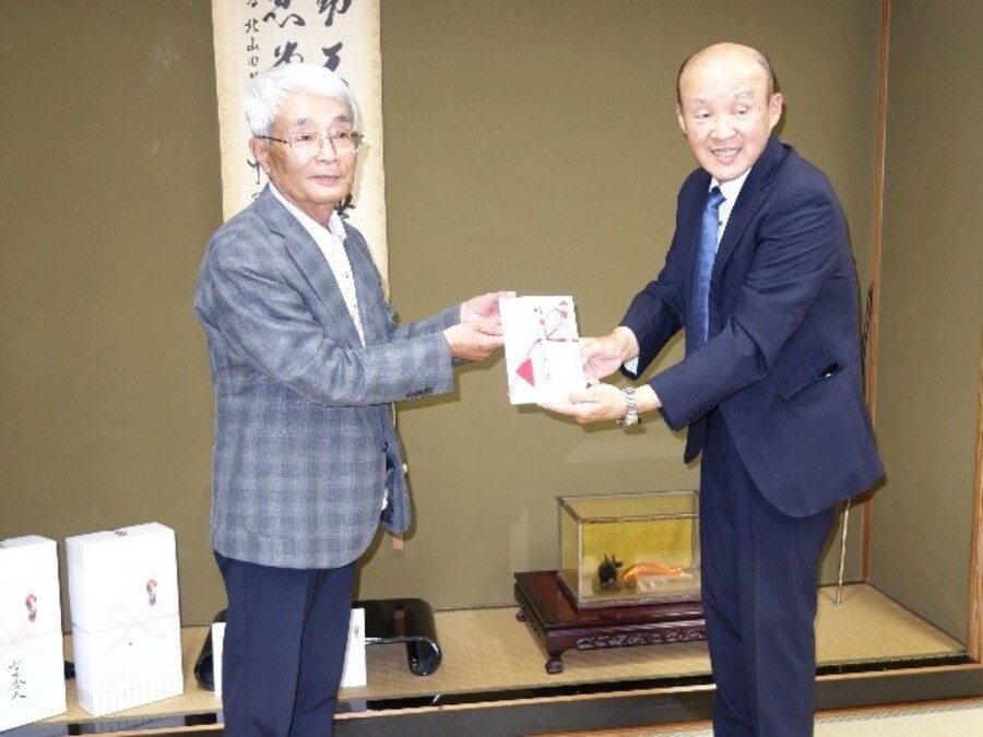 壮行会で豊田正規会長より川合直人分団長へ激励金が手渡されました。